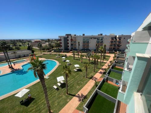 阿尔梅利马Apartamentos Moon Dreams Almerimar的享有度假村的空中景致,设有游泳池和棕榈树