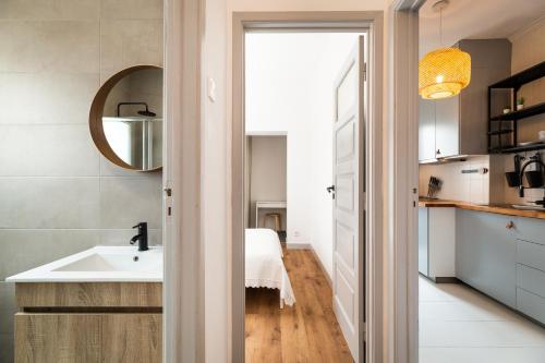 卡尔达斯达·赖尼亚Minimalist Apartment In Caldas的一间带水槽和镜子的浴室