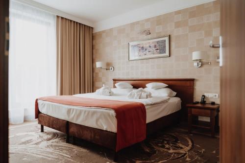 比亚韦斯托克世界语酒店 的酒店客房,配有带毛巾的床