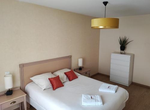 阿朗松多米提里斯花园旅馆的卧室配有带红色枕头的白色床