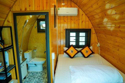 Cao PhongMEDDOM Park的一间卧室配有一张床,一间卫生间位于客房内