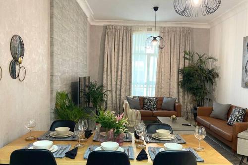 阿布扎比Yas Island Oasis Getaway 1BR Amazon的客厅配有桌子和沙发