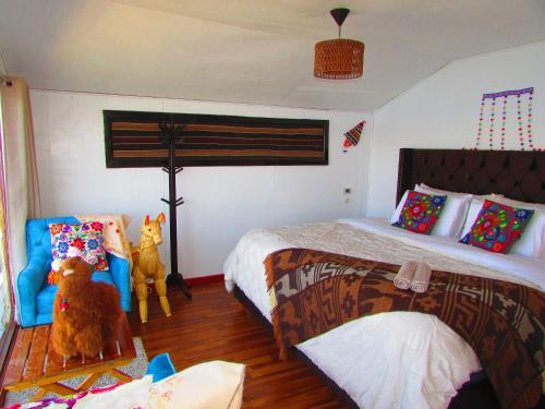普诺Titicaca tikary's lodge的一间卧室设有两张床,饲养了两只动物。