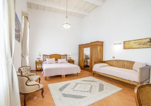 休达德亚Seranova Luxury Hotel - Adults Only的一间带两张床和一张沙发的客厅