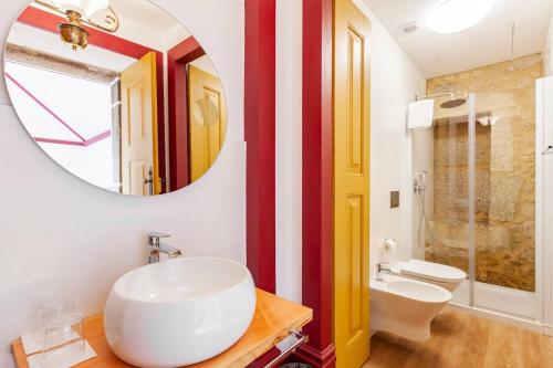 巴塞卢什Quinta de Castelhão的浴室设有白色水槽和镜子