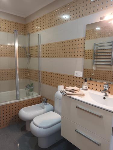 卡亚俄萨尔瓦赫Great oportunity Costa Adeje Holiday apartment first sea line Free Wifi的浴室设有2个卫生间、水槽和淋浴。