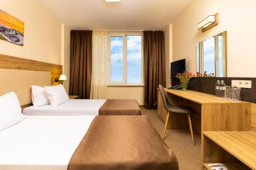 普罗夫迪夫英特尔库珀酒店的配有一张床和一张书桌的酒店客房