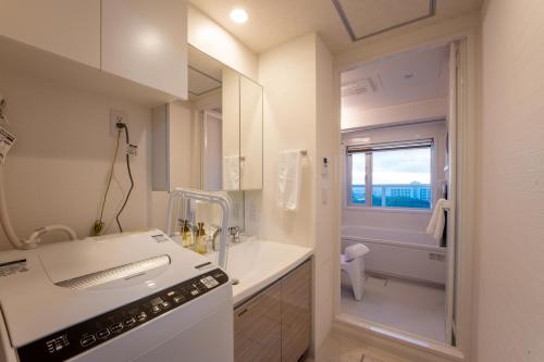白滨クリスタルエグゼ南紀白浜2的白色的浴室设有水槽和卫生间。