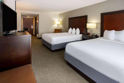 亚特兰大Wingate by Wyndham Atlanta Galleria/ Ballpark的酒店客房设有两张床和一台平面电视。