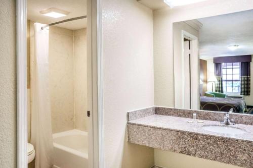 凯蒂西休斯顿凯蒂速8汽车旅馆的一间带水槽和镜子的浴室
