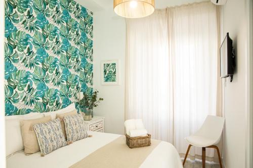 贝纳卢普-卡萨斯维耶哈斯Hostal Atalaya的一间卧室配有一张蓝色和白色墙壁的床