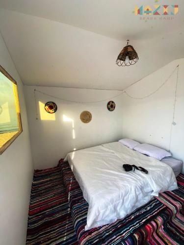 努韦巴Mazih beach camp的一间小房间的卧室,配有一张床铺