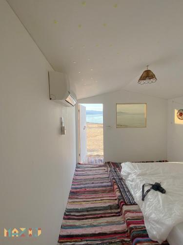 努韦巴Mazih beach camp的卧室配有一张铺在地板上的地毯。