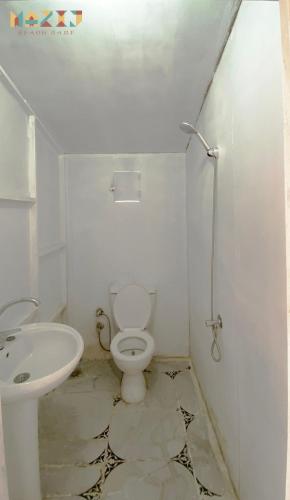 努韦巴Mazih beach camp的白色的浴室设有卫生间和水槽。