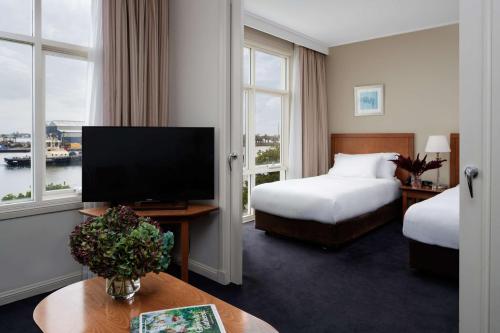 纽卡斯尔纽卡斯尔瑞吉斯酒店的酒店客房设有两张床和一台平面电视。
