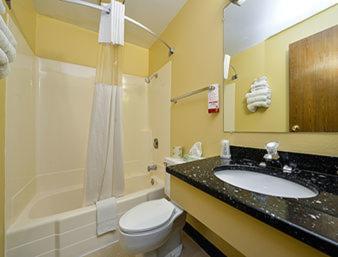 迈诺特迈诺特速8酒店的浴室配有盥洗盆、卫生间和浴缸。