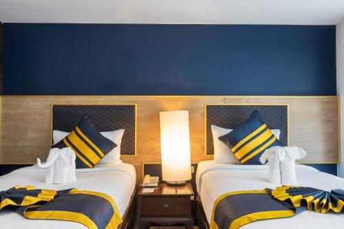 卡伦海滩Diamond Cottage Resort & Spa的卧室内两张并排的床