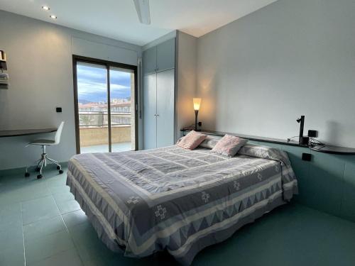 埃斯塔蒂特La Pineda I 1 3-6的一间卧室设有一张床和一个大窗户