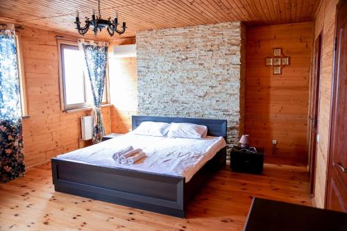 扎托卡Villa SeaZone的一间卧室设有一张床和砖墙