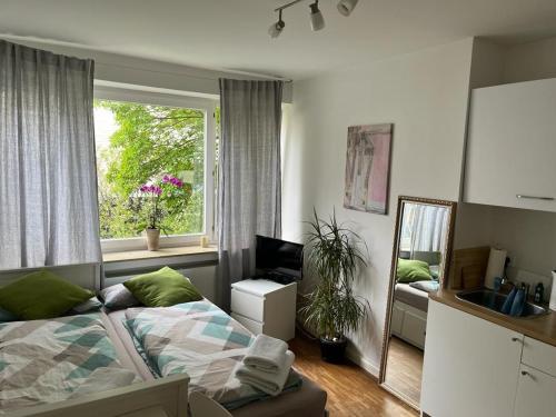 汉诺威Private room in Misburg, Hanover的一间卧室设有一张床、一个窗口和一面镜子