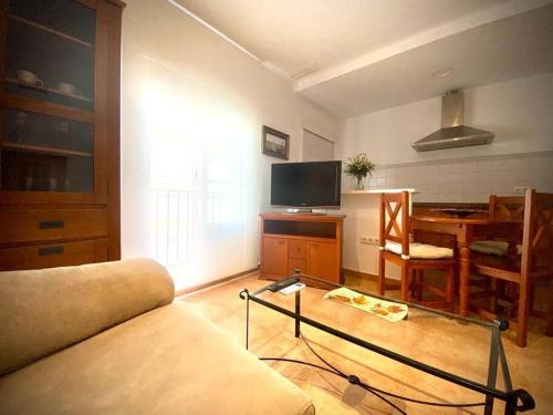 罗塔MyChoice Dadim by Bossh! Apartments的客厅配有沙发和桌子