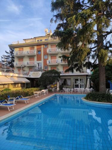圣巴特罗摩艾美尔Hotel Bergamo Mare Mhotelsgroup的酒店前方的大型游泳池