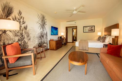 弗利康弗拉克金沙套房度假和Spa酒店的酒店客房设有床和客厅。