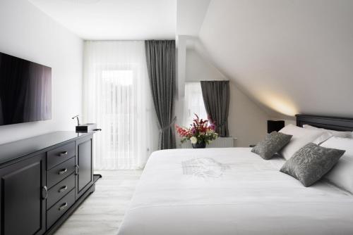 布莱德Vila Mignon的卧室设有一张白色大床和一扇窗户。