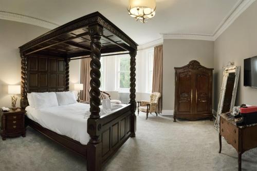 邓弗里斯修道士冲击平原乡村别墅酒店的一间卧室设有一张大天蓬床和一扇窗户