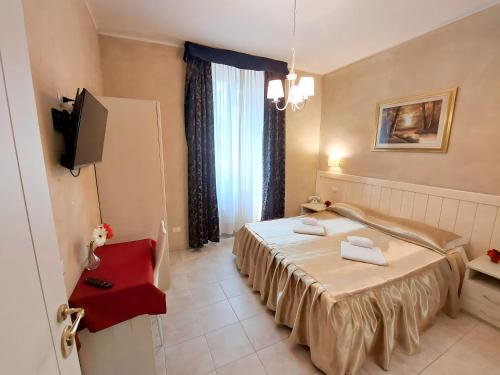 米兰Hotel Aurelia Milano Centrale的酒店客房,配有床和电视