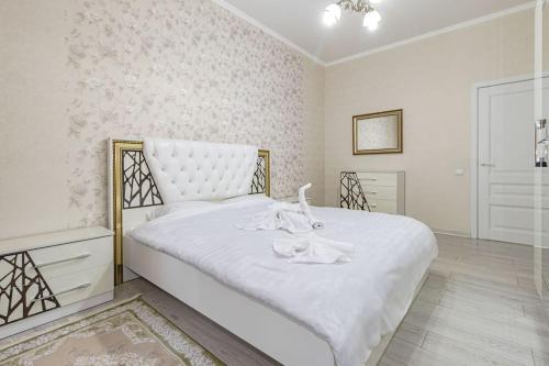 阿斯塔纳Жк Millennium Park, Большие Апартаменты на площади страны的白色卧室配有一张带白色床单的大床