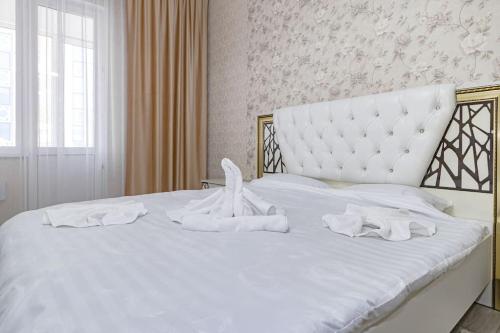 阿斯塔纳Жк Millennium Park, Большие Апартаменты на площади страны的白色的床和白色毛巾