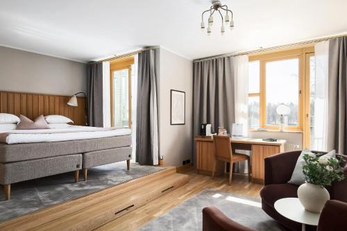 斯德哥尔摩哈根别墅酒店的配有一张床和一张书桌的酒店客房
