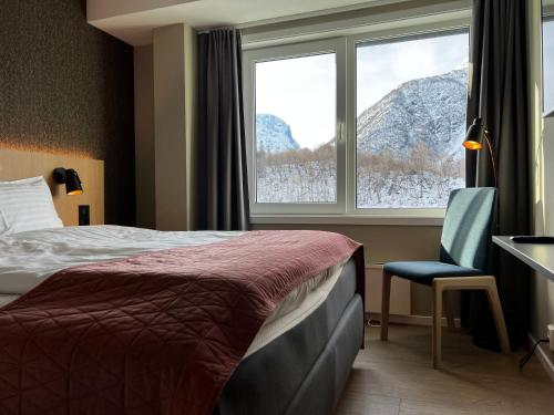 翁达尔斯内斯Frichs Ekspress Åndalsnes的酒店客房设有床和窗户。