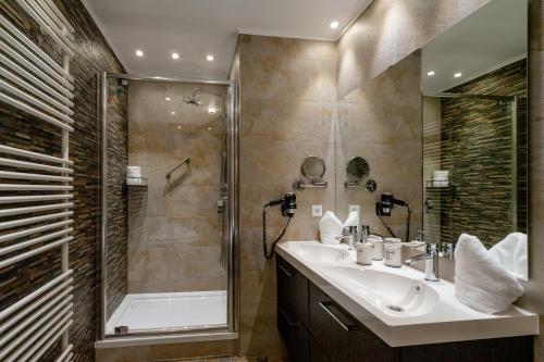 韦斯特兰冯斯蒂芬酒店的一间带水槽和淋浴的浴室