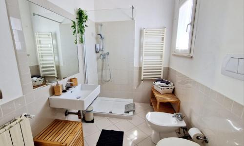利沃诺ALmare - Sea Front的一间带水槽、卫生间和镜子的浴室