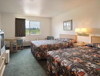 ElyNorthwoods Inn and Suites的酒店客房设有两张床和电视。