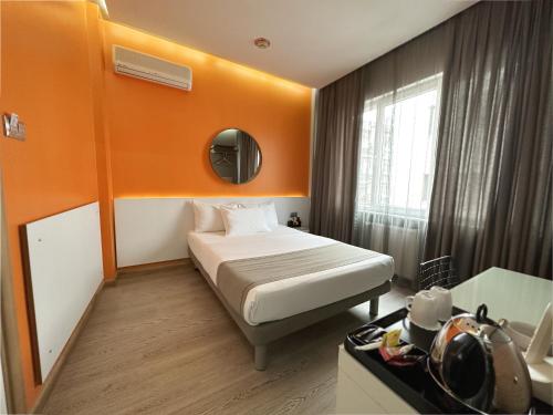 伊斯坦布尔迈多拉酒店的酒店客房,配有一张橙色墙壁的床