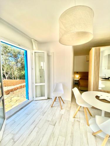 马里迪莫Bilocale Vista Mare的客厅配有桌椅和窗户。