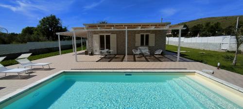 Giano VetustoJanus Casa nel Verde - Relax Pool & Spa的房屋前的游泳池