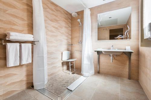 巴塞罗那巴西诺大酒店的一间带水槽和淋浴的浴室
