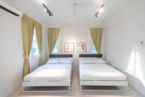 浮罗山背Penang Balik Pulau Swimming Pool BBQ Homestay的带2扇窗户的客房内的2张床