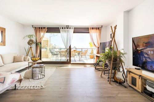 阿桂拉斯Luxury Designer Apartment - Unbeatable Sea Views的带沙发和电视的客厅