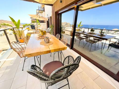 阿桂拉斯Luxury Designer Apartment - Unbeatable Sea Views的海景阳台上的桌椅