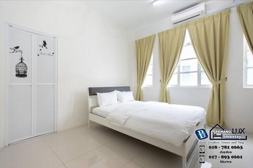 浮罗山背Balik Pulau 6BR Comfort Home Villa的白色的卧室设有床和窗户