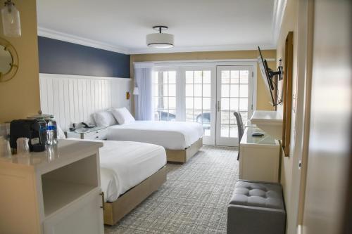 St. Clair Inn的酒店客房带两张床和厨房