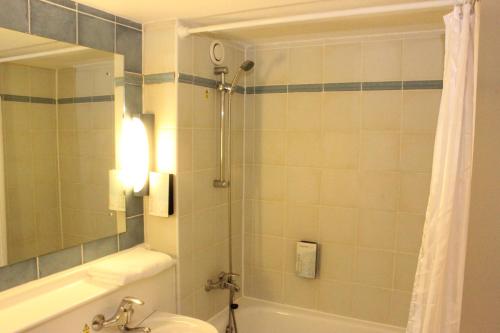 赫尔钟楼赫尔酒店的带淋浴、卫生间和盥洗盆的浴室