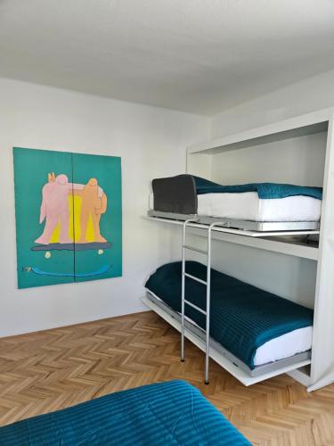 波斯托伊纳The Green Door Apartment的一间卧室配有两张双层床。