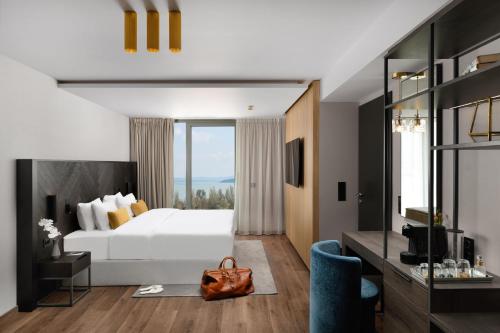 巴拉顿菲赖德Hotel Vinifera Wine & Spa 5 Stars Superior的卧室设有白色的床和大窗户