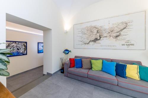 卡普里Casa Dani Capri的客厅配有带色彩缤纷枕头的沙发